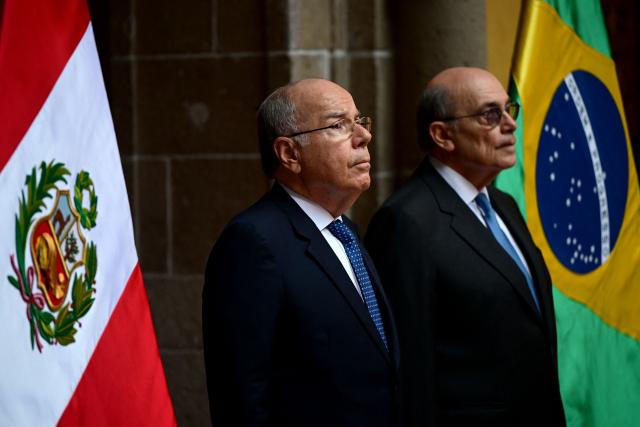 Peru's Foreign Minister Hugo de Zela (R) welcomes Brazil's Foreign Minister Mauro Viera before a meeting at Torre Tagle Palace in Lima on January 29, 2026. (Photo by ERNESTO BENAVIDES / AFP)