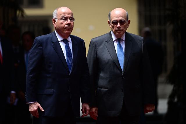 Peru's Foreign Minister Hugo de Zela (R) welcomes Brazil's Foreign Minister Mauro Viera before a meeting at Torre Tagle Palace in Lima on January 29, 2026. (Photo by ERNESTO BENAVIDES / AFP)