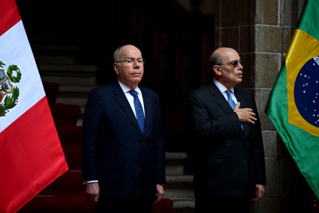Peru's Foreign Minister Hugo de Zela (R) welcomes Brazil's Foreign Minister Mauro Viera before a meeting at Torre Tagle Palace in Lima on January 29, 2026. (Photo by ERNESTO BENAVIDES / AFP)