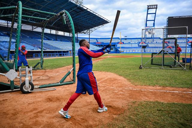 Cuban baseball player Yoelquis Guibert Steven (R) takes part in a training session at Latin American Stadium in Havana on January 29, 2026, ahead of the VI World Baseball Classic, which will be held next March. (Photo by YAMIL LAGE / AFP)
