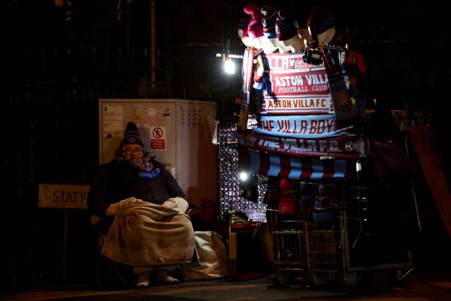 A street vendor wears a blanket outside the stadium prior to the UEFA Europa League league-stage football match between Aston Villa and RB Salzburg at Villa Park in Birmingham, central England on January 29, 2026. (Photo by Darren Staples / AFP)