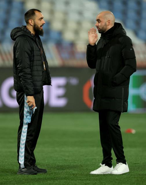 Celta's Borja Iglesias (L) and head coach Claudio Giraldez (R) speak ahead of the UEFA Europa League - League phase, Matchday 8 - football match between FK Crvena Zvezda (Red Star Belgrade) and RC Celta de Vigo at the Rajko Mitic Stadium in Belgrade on January 29, 2026. (Photo by Predrag MILOSAVLJEVIC / AFP)