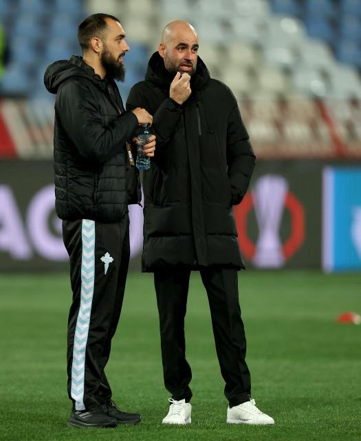 Celta's Borja Iglesias (L) and head coach Claudio Giraldez (R) speak ahead of the UEFA Europa League - League phase, Matchday 8 - football match between FK Crvena Zvezda (Red Star Belgrade) and RC Celta de Vigo at the Rajko Mitic Stadium in Belgrade on January 29, 2026. (Photo by Predrag MILOSAVLJEVIC / AFP)