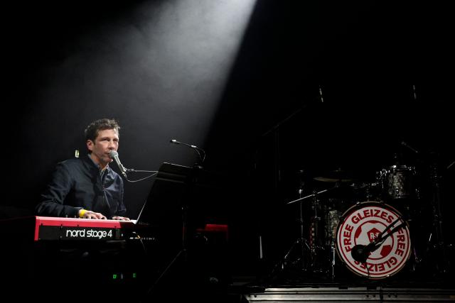 French singer and composer Alex Beaupain performs during a Reporters Without Borders (RSF) evening in solidarity with jailed French sports journalist Christophe Gleizes at Bataclan music hall in Paris on January 29, 2026. Gleizes was arrested in May 2024 while travelling to northeastern Algeria's Kabylia region to write about the country's most decorated football club, Jeunesse Sportive de Kabylie. (Photo by STEPHANE DE SAKUTIN / AFP)
