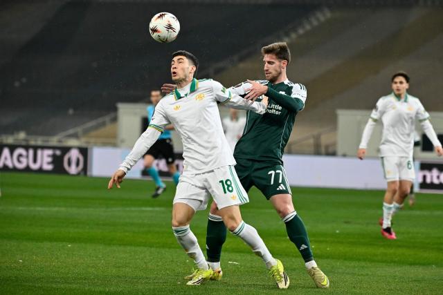 Panathinaikos' Greek defender #77 Giorgos Kiriakopoulos (R) fights for the ball with Roma's Argentine forward #18 Matias Soule (L) during the UEFA Europa League - League phase, Matchday 8 - football match between Panathinaikos FC and AS Roma at the Olympic Stadium in Athens on January 29, 2026. (Photo by Aris MESSINIS / AFP)