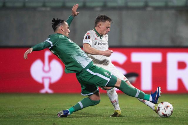 Ludogorets Razgrad's Spanish defender #17 Son fights for the ball with Nice's Swedish forward #21 Isak Jansson during the UEFA Europa League football match between PFC Ludogorets Razgrad and Nice at the Ludogorets Arena in Razgrad on January 29, 2026. (Photo by Nikolay DOYCHINOV / AFP)