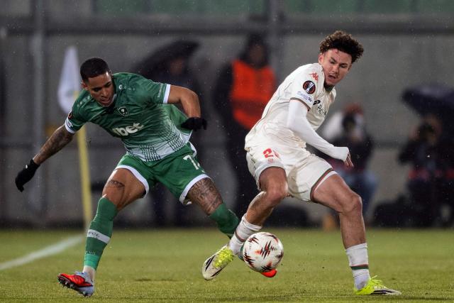 Nice's French midfielder #20 Tom Louchet fights for the ball with Ludogorets Razgrad's Brazilian forward #77 Erick Marcus  during the UEFA Europa League - League phase, Matchday 8 - football match between PFK Ludogorets Razgrad and OGC Nice at the Huvepharma Arena in Razgrad on January 29, 2026. (Photo by Nikolay DOYCHINOV / AFP)