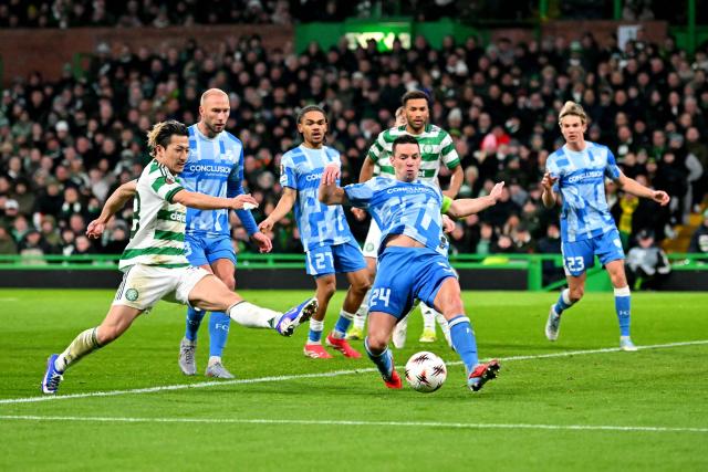 FC Utrecht's Dutch defender #24 Nick Viergever defends a shot from Celtic's Japanese striker #38 Daizen Maeda during the UEFA Europa League league-stage football match between Celtic and FC Utrecht at Celtic Park in Glasgow on January 29, 2026. (Photo by ANDY BUCHANAN / AFP)