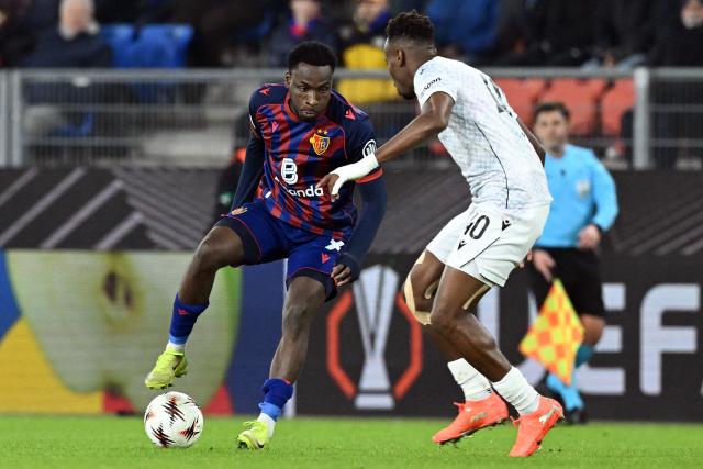 Basel’s Nigerian forward #07 Philip Otele (L) fights for the ball with Viktoria Plzen’s Liberia defender #40 Sampson Dweh (R) during the UEFA Europa League - League phase, Matchday 8 - football match between FC Basel 1893 and FC Viktoria Plzen at St Jakob-Park stadium in Basel on January 29, 2026. (Photo by SEBASTIEN BOZON / AFP)