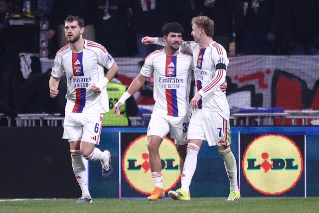 Lyon's British forward #32 Alejandro Gomes Rodriguez (C) celebrates after scoring a goal during the UEFA Europa League - League phase, Matchday 8 - football match between Olympique Lyonnais (OL) and PAOK FC at the Groupama Stadium in Lyon, central-eastern France, on January 29, 2026. (Photo by Alex MARTIN / AFP)