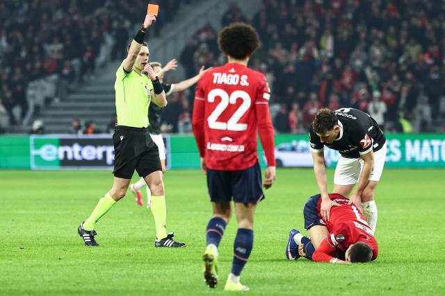 Referee shows a red card to SC Freiburg's German midfielder #08 Maximilian Eggestein (R) during the UEFA Europa League - League phase, Matchday 8 - football match between LOSC Lille and SC Freiburg at the Pierre Mauroy Stadium in Villeneuve d'Ascq, northern France, on January 29, 2026. (Photo by Sameer Al-DOUMY / AFP)