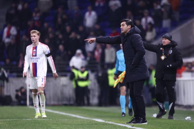 Lyon's Portuguese head coach Paulo Fonseca (R) gives instructions to his players from the touchline during the UEFA Europa League - League phase, Matchday 8 - football match between Olympique Lyonnais (OL) and PAOK FC at the Groupama Stadium in Lyon, central-eastern France, on January 29, 2026. (Photo by Alex MARTIN / AFP)