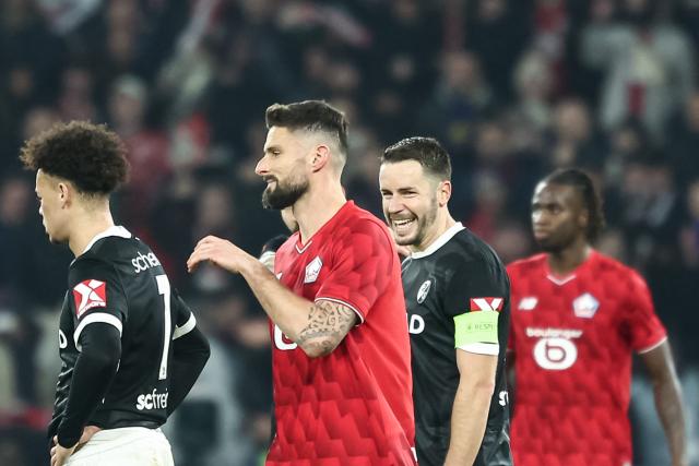 SC Freiburg's German defender #30 Christian Gunter (2ndR) reacts as Lille's French forward #09 Olivier Giroud (2ndL) celebrates scoring his team's first goal during the UEFA Europa League - League phase, Matchday 8 - football match between LOSC Lille and SC Freiburg at the Pierre Mauroy Stadium in Villeneuve d'Ascq, northern France, on January 29, 2026. (Photo by Sameer Al-DOUMY / AFP)
