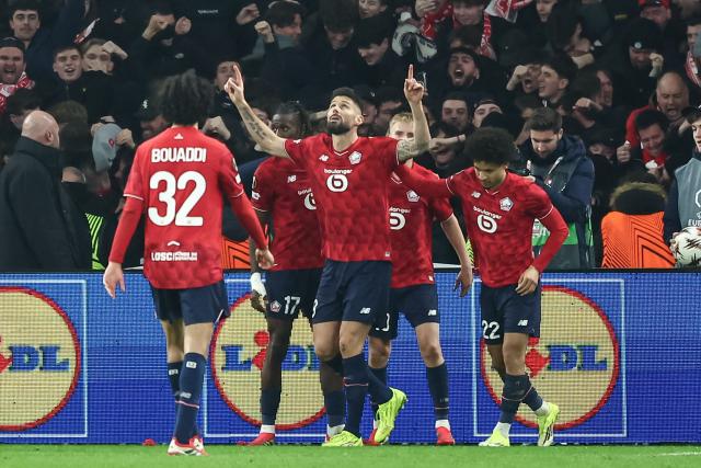 Lille's French forward #09 Olivier Giroud (C) celebrates with his teammates after scoring his team's first goal  during the UEFA Europa League - League phase, Matchday 8 - football match between LOSC Lille and SC Freiburg at the Pierre Mauroy Stadium in Villeneuve d'Ascq, northern France, on January 29, 2026. (Photo by Sameer Al-DOUMY / AFP)