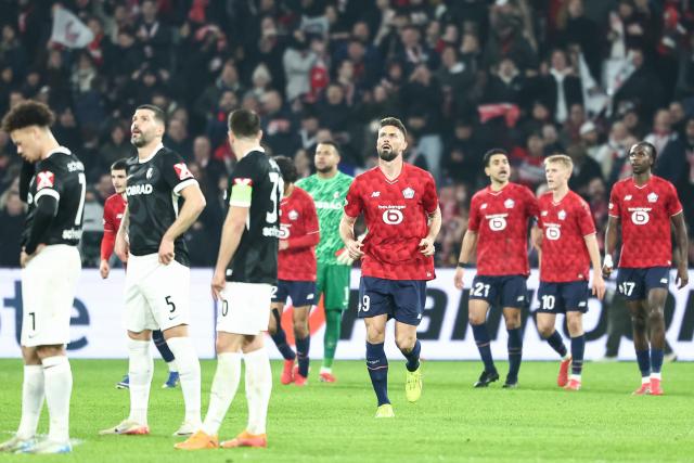 Lille's French forward #09 Olivier Giroud (C) celebrates with his teammates after scoring his team's first goal  during the UEFA Europa League - League phase, Matchday 8 - football match between LOSC Lille and SC Freiburg at the Pierre Mauroy Stadium in Villeneuve d'Ascq, northern France, on January 29, 2026. (Photo by Sameer Al-DOUMY / AFP)