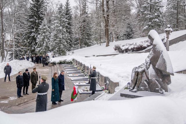 King Frederik X of Denmark (C) and Queen Mary of Denmark (CL) participate in a wreath-laying ceremony in memory of the victims of Lithuania's independence struggle during a visit to Antakalnis Cemetery in Vilnius, Lithuania, on January 29, 2026. The Danish royal couple is on a state visit to Lithuania from January 28 to 29, 2026. His Majesty the King will travel to Greenland from February 18 to 20, 2026, the court announced. (Photo by Ida Marie Odgaard / Ritzau Scanpix / AFP) / Denmark OUT