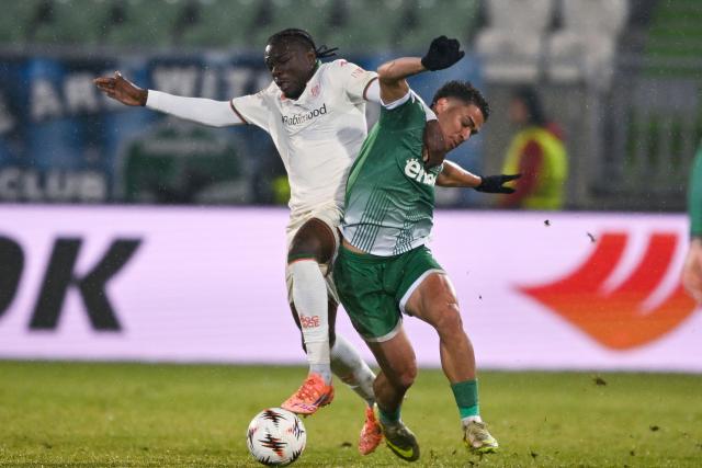 Nice's Congolese defender #36 Brad-Hamilton Mantsounga (L) fights for the ball with Ludogorets Razgrad's Brazilian forward #11 Caio Vidal during the UEFA Europa League - League phase, Matchday 8 - football match between PFK Ludogorets Razgrad and OGC Nice at the Huvepharma Arena in Razgrad on January 29, 2026. (Photo by Nikolay DOYCHINOV / AFP)