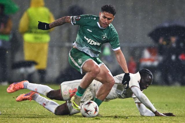 Nice's Congolese defender #36 Brad-Hamilton Mantsounga fights for the ball with Ludogorets Razgrad's Brazilian forward #11 Caio Vidal  during the UEFA Europa League - League phase, Matchday 8 - football match between PFK Ludogorets Razgrad and OGC Nice at the Huvepharma Arena in Razgrad on January 29, 2026. (Photo by Nikolay DOYCHINOV / AFP)