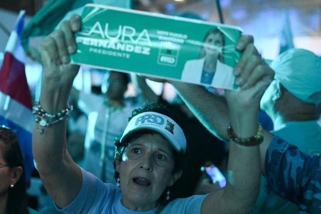 A supporter of Costa Rica’s Sovereign People party presidential candidate Laura Fernandez attends her campaign closing event in San Jose on January 29, 2026. Costa Rica will hold a presidential election on February 1, 2026. (Photo by Marvin RECINOS / AFP)
