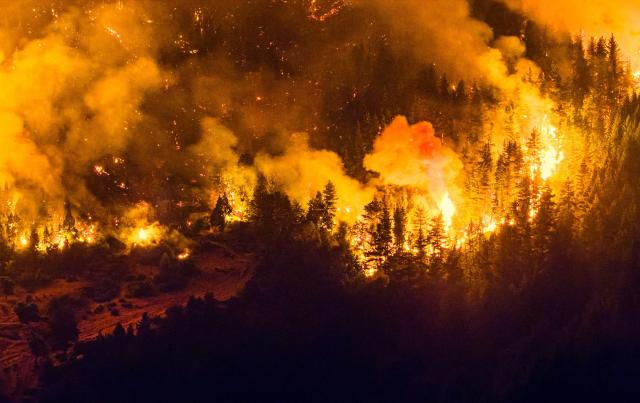 (FILES) A forest fire is pictured engulfing Mount Pirque at El Hoyo, in the Patagonian region of Chubut province, Argentina on January 7, 2026. The government of Argentine President Javier Milei announced on January 29, 2026, that it will declare a "fire emergency" in four provinces in Patagonia, where several fires have consumed tens of thousands of hectares since the beginning of the southern hemisphere summer. (Photo by Martin LEVICOY / AFP)