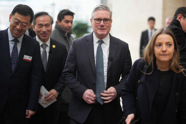 Britain's Prime Minister Keir Starmer (C) arrives for the UK-China Business Forum at the Bank of China in Beijing on January 30, 2026. Britain's Prime Minister Keir Starmer's visit to China is the first by a British premier since 2018 and follows a slew of Western leaders seeking a rapprochement with Beijing recently, pivoting from an increasingly unpredictable United States. (Photo by Carl Court / POOL / AFP)