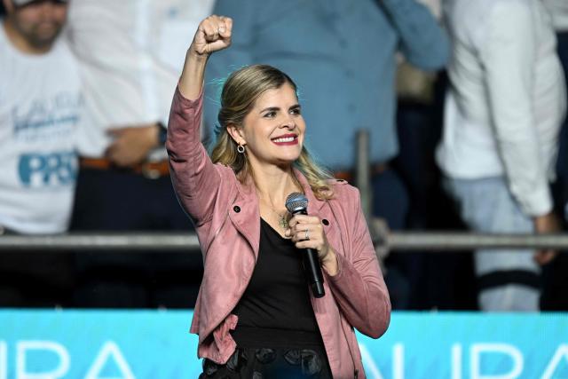 Costa Rica's presidential candidate of the Sovereign People party, Laura Fernandez, raises her fist during her closing campaign in San Jose on January 29, 2026. Costa Rica will hold a presidential election on February 1, 2026. (Photo by Marvin RECINOS / AFP)