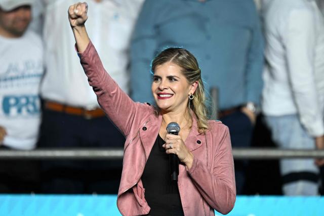 Costa Rica's presidential candidate of the Sovereign People party, Laura Fernandez, raises her fist during her closing campaign in San Jose on January 29, 2026. Costa Rica will hold a presidential election on February 1, 2026. (Photo by Marvin RECINOS / AFP)