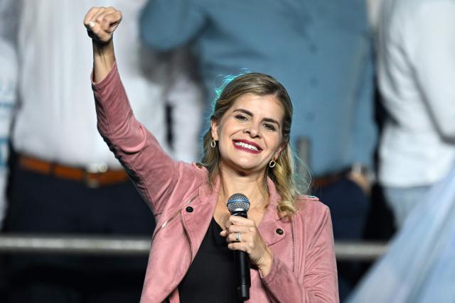 Costa Rica's presidential candidate of the Sovereign People party, Laura Fernandez, raises her fist during her closing campaign in San Jose on January 29, 2026. Costa Rica will hold a presidential election on February 1, 2026. (Photo by Marvin RECINOS / AFP)