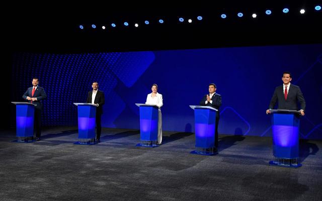 (L-R) Costa Rica's presidential candidates Juan Carlos Hidalgo, Ariel Robles, Claudia Dobles, Alvaro Ramos, and Jose Miguel Aguilar Berrocal attend the final presidential debate at Canal 7 television studios in San Jose on January 29, 2026. Costa Rica will hold a presidential election on February 1, 2026. (Photo by Ezequiel BECERRA / AFP)