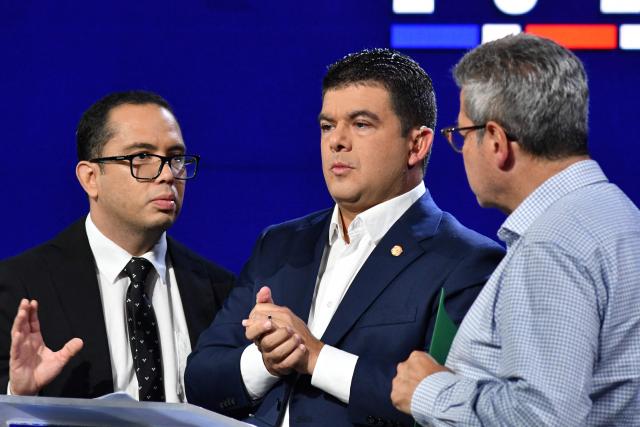 Costa Rica's presidential candidate of the Liberation party, Alvaro Ramos (C), gestures before the final presidential debate at Canal 7 television studios in San Jose on January 29, 2026. Costa Rica will hold a presidential election on February 1, 2026. (Photo by Ezequiel BECERRA / AFP)
