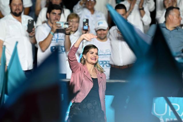 Costa Rica's presidential candidate of the Sovereign People party, Laura Fernandez, waves to supporters during her closing campaign in San Jose on January 29, 2026. Costa Rica will hold a presidential election on February 1, 2026. (Photo by Marvin RECINOS / AFP)