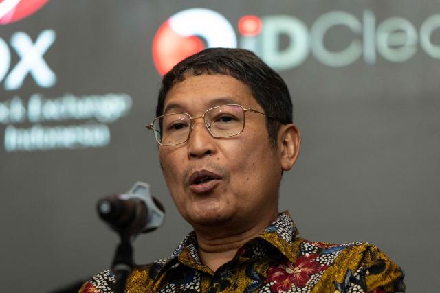 Inarno Djajadi, Chief Executive of Capital Market, Financial Derivatives and Carbon Exchange Supervision at the Financial Services Authority (OJK), speaks to the media at the Indonesia Stock Exchange (IDX) in Jakarta on January 29, 2026. (Photo by YASUYOSHI CHIBA / AFP)