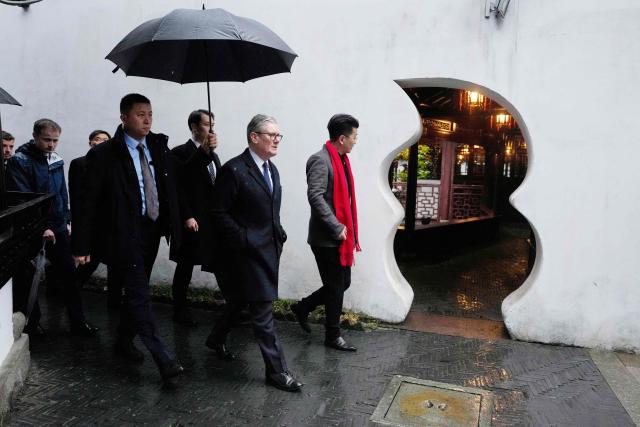 Britain's Prime Minister Keir Starmer (2nd-R) visits Yuyuan Gardens in Shanghai on January 30, 2026. (Photo by Kin Cheung / POOL / AFP)