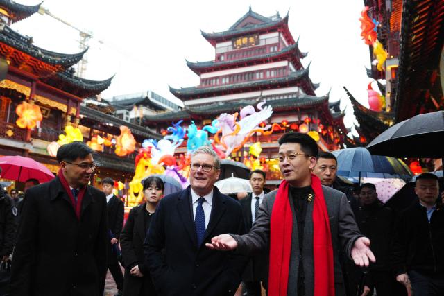 Britain's Prime Minister Keir Starmer (C) visits Yuyuan Gardens in Shanghai on January 30, 2026. (Photo by Carl Court / POOL / AFP)