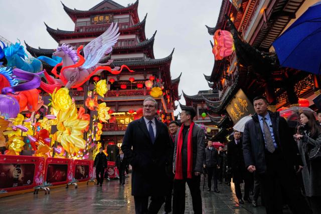 Britain's Prime Minister Keir Starmer (L) visits Yuyuan Gardens in Shanghai on January 30, 2026. (Photo by Kin Cheung / POOL / AFP)