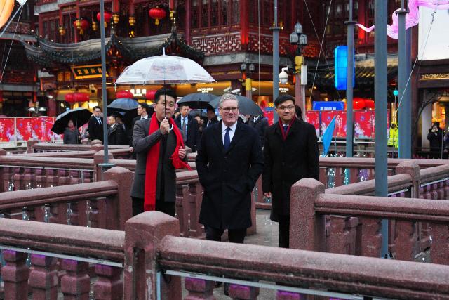 Britain's Prime Minister Keir Starmer (R) visits Yuyuan Gardens in Shanghai on January 30, 2026. (Photo by Carl Court / POOL / AFP)