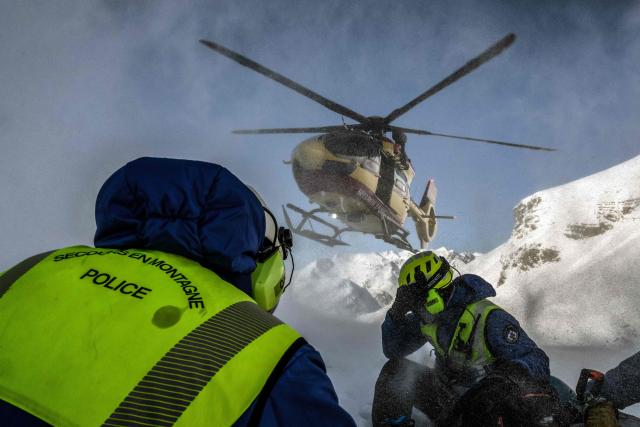 Members of the CRS Alpes Grenoble mountain rescue team prepare to board a Securite Civile helicopter (emergency management) after after an avalanche emergency response rescue mission in an off-piste area of the Ecrins massif, French Alps on January 29, 2026. (Photo by JEFF PACHOUD / AFP)