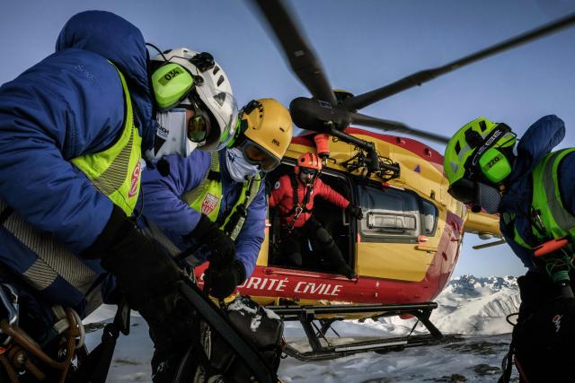 Members of the CRS Alpes Grenoble mountain rescue team prepare to board a Securite Civile helicopter (emergency management) after after an avalanche emergency response rescue mission in an off-piste area of the Ecrins massif, French Alps on January 29, 2026. (Photo by JEFF PACHOUD / AFP)