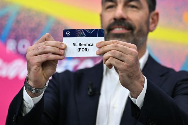 French former football player and UEFA Champions League ambassador Robert Pires holds up the slip of SL Benfica (POR) during the 2025-2026 UEFA Europa League knockout phase play-off draw at the House of European Football in Nyon on January 30, 2026. The draw involves the teams finishing in ninth to 24th place in the league phase – the top eight sides in the league phase qualifying automatically for the round of 16. (Photo by Harold CUNNINGHAM / AFP)