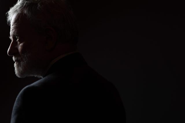 French actor Francis Huster poses during a photo session at the Theatre Antoine in Paris on January 28, 2026. He hopes to keep performing "for the next ten years": at 78, Francis Huster is returning to the stage as the therapist in the play "En Therapie", a theatrical adaptation of the eponymous series, delighted to refresh his craft alongside the younger generation. (Photo by Joel Saget / AFP)
