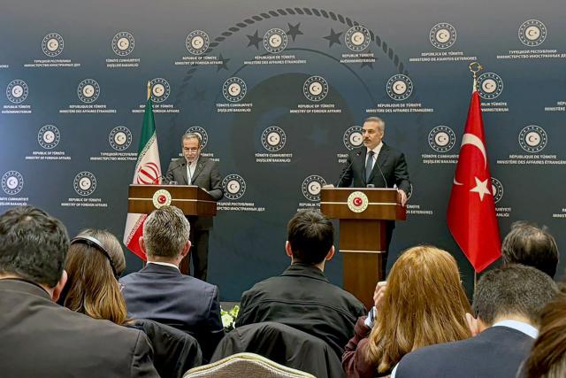 Turkish Turkish Foreign Minister Hakan Fidan (R) and Iran's Foreign Minister Abbas Araqchi (L) hold a joint press conference following their meeting in Istanbul on January 30, 2026. Iran's foreign minister was in Turkey today as Ankara led a diplomatic push to mediate between Tehran and Washington, after US President cooled threats of an imminent strike on the Islamic republic. (Photo by Fulya OZERKAN / AFP)