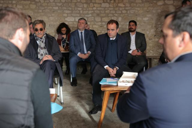 France's Prime Minister Sebastien Lecornu (C) attends a meeting with agricultural sector representatives during a visit to promote local and diversified agriculture, in Baigneaux, central France, on January 30, 2026. The prime minister is visiting the Eure-et-Loire department to launch the "contracts for the future" demanded by the Jeunes Agriculteurs (Young Farmers) union, aimed at diversifying production, notably in the face of climate change, and to present the Governments efforts to increase the share of local food in public procurement. (Photo by Thomas SAMSON / AFP)