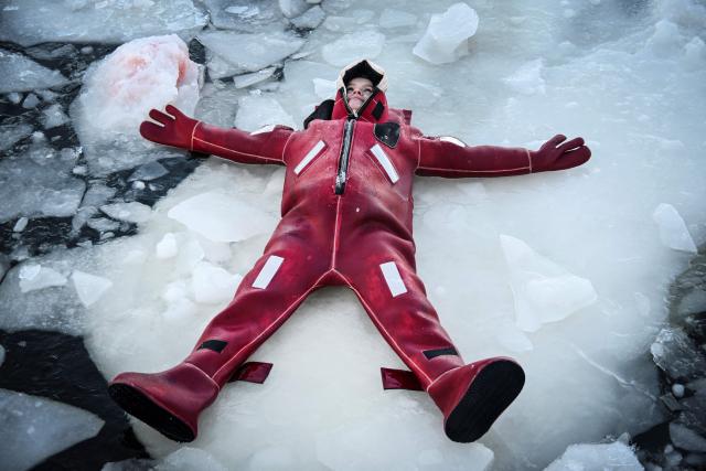 A participant wearing an isothermal wetsuit floats among ice floes in a hole on the frozen Moskva river enjoying ice floating - the growing relaxation trend, in Moscow on January 30, 2026. (Photo by Alexander NEMENOV / AFP)