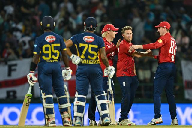 England's Liam Dawson (2R) celebrates with teammates after taking the wicket of Sri Lanka's Janith Liyanage (L) during the first Twenty20 international cricket match between Sri Lanka and England at the Pallekele International Cricket Stadium in Kandy on January 30, 2026. (Photo by Ishara S. KODIKARA / AFP)