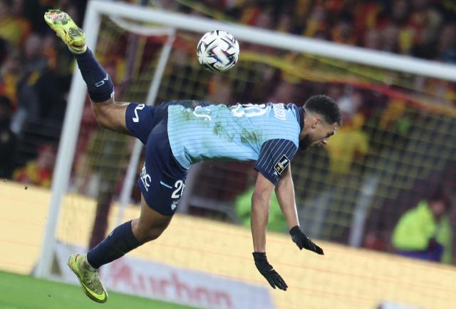 Le Havre's French forward #20 Noam Obougou-Jacquet falls to the ground during the French L1 football match between RC Lens and Le Havre AC at the Stade Bollaert-Delelis in Lens, northern France, on January 30, 2026. (Photo by Francois LO PRESTI / AFP)