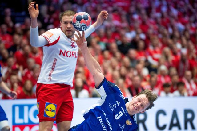 Iceland's centre back #03 Janus Smarason (R) stretches with the ball in front of Denmark's centre back #43 Simon Pytlick (L) during the men's EHF Euro 2026 semi-finals handball match Denmark vs Iceland in Herning, Denmark, on January 30, 2026. (Photo by Bo Amstrup / Ritzau Scanpix / AFP) / Denmark OUT