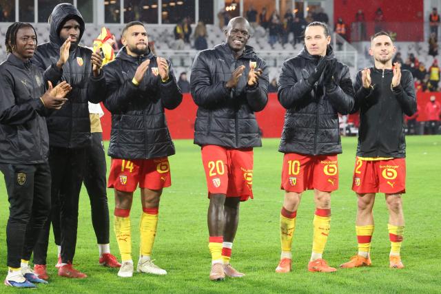 Le Havre's French forward #20 Noam Obougou-Jacquet (C) acknowledges the fans with teammates as they celebrate their victory at the end of the French L1 football match between RC Lens and Le Havre AC at the Stade Bollaert-Delelis in Lens, northern France, on January 30, 2026. (Photo by Francois LO PRESTI / AFP)
