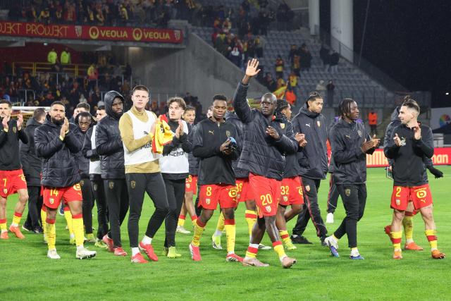 Le Havre's French forward #20 Noam Obougou-Jacquet (C) acknowledges the fans with teammates at the end of the French L1 football match between RC Lens and Le Havre AC at the Stade Bollaert-Delelis in Lens, northern France, on January 30, 2026. (Photo by Francois LO PRESTI / AFP)