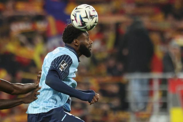 Le Havre's Senegalese forward #45 Issa Soumare (C) heads the ball during the French L1 football match between RC Lens and Le Havre AC at the Stade Bollaert-Delelis in Lens, northern France, on January 30, 2026. (Photo by Francois LO PRESTI / AFP)