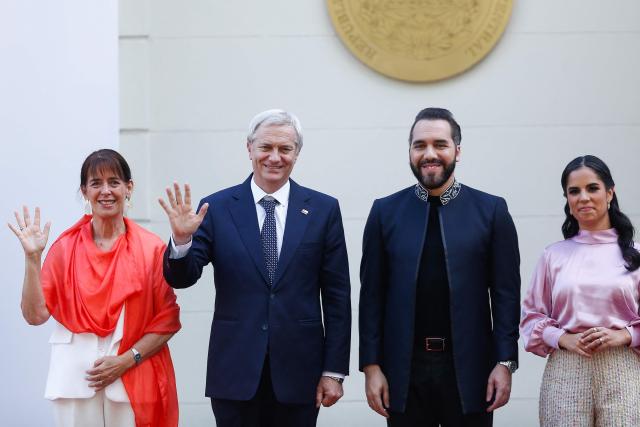 TOPSHOT - Chile's elected-president Jose Antonio Kast (2nd-L), his wife Maria Pia Adriasola (L), El Salvador's President Nayib Bukele (2nd-R), and his wife Gabriela Rodrigez (R) pose for a photo during a welcome ceremony at the Presidential House in San Salvador on January 30, 2026. (Photo by Oscar RIVERA / AFP)